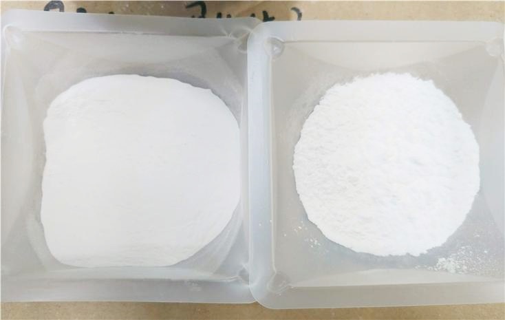 플라즈마가 기술이 적용된 이트륨옥사이드(왼쪽)와 일반 이트륨옥사이드(오른쪽). 왼쪽 이트륨옥사이드 분말이 입자 간 엉김이나 뭉침 없이 부드럽다. <사진=핵융합연 제공>