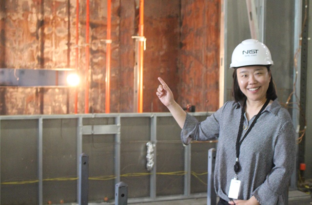 Lisa Choe(리사 최) 박사가 화재 연구실 내부를 소개하고 있다.<사진=박성민 기자>
