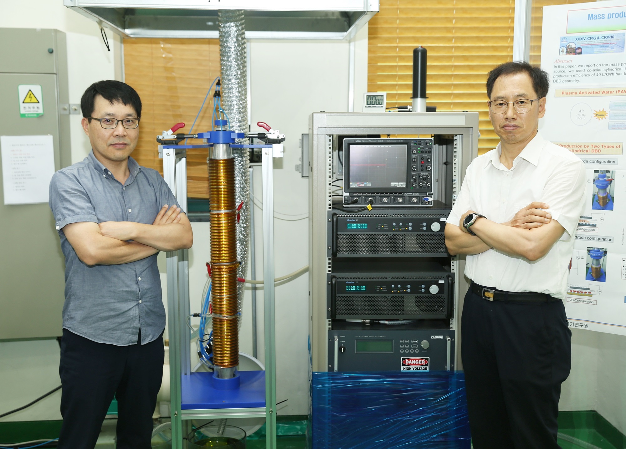 플라즈마 활성수 대용량 제조기술 개발자인 조주현 박사(왼쪽)와 진윤식 박사. <사진=전기연 제공>