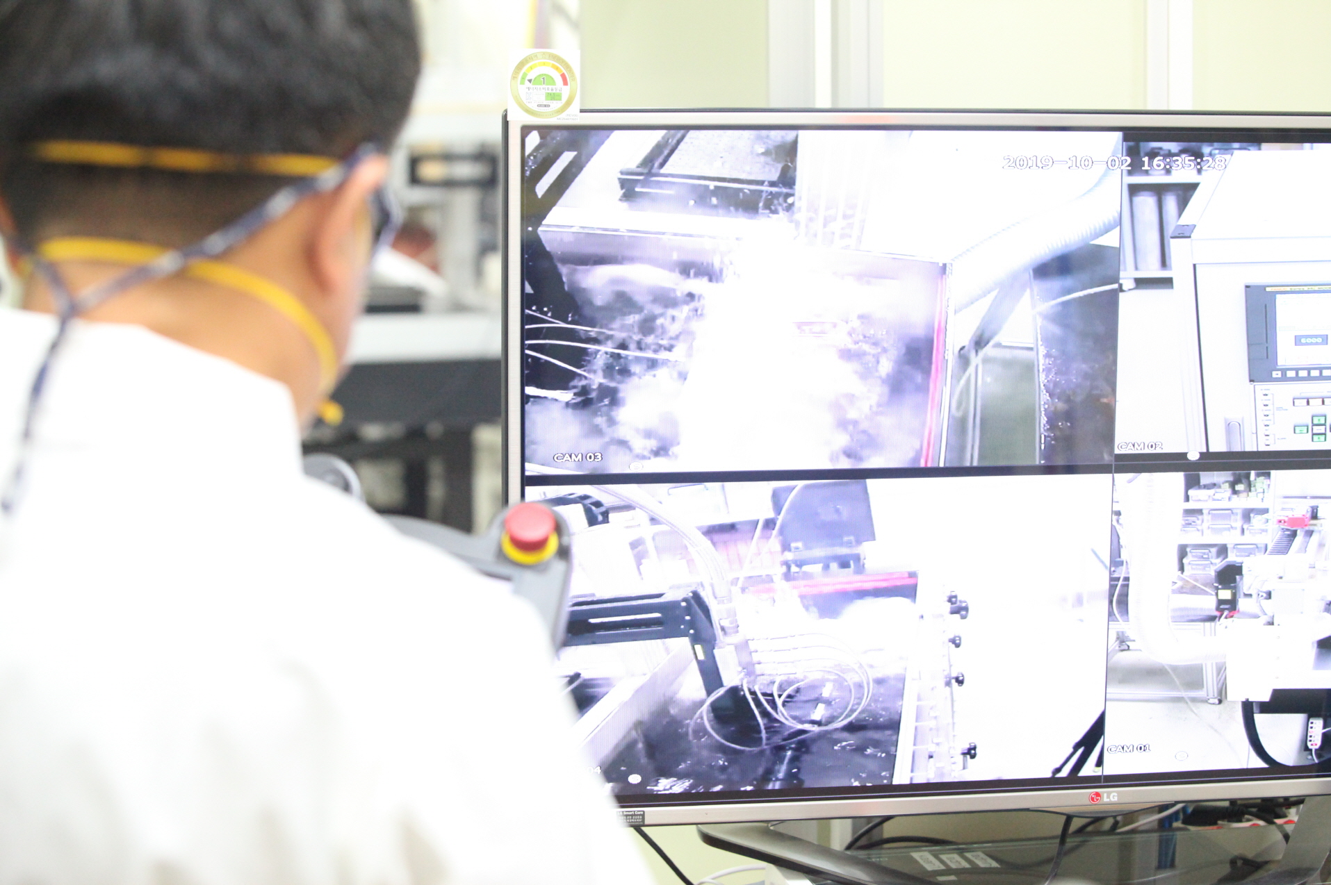 원자력연 연구원이 원전 핵심설비 해체용 레이저 절단기술을 테스트하고 있다. <사진=한국원자력연구원 제공>