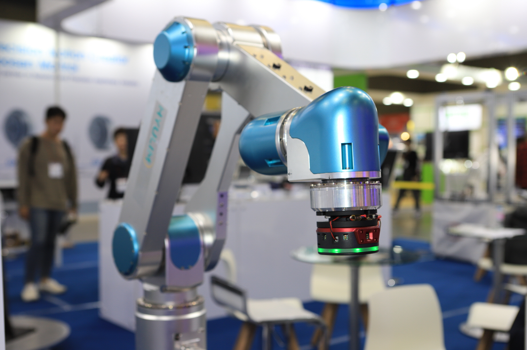 한국기계연구원은 도현민 로봇메카트로닉스연구실 박사 연구팀이 산업용 로봇팔을 더 쉽고 안전하게 조작할 수 있는 '스마트 교시' 장치를 개발했다고 밝혔다. <사진=한국기계연구원 제공>