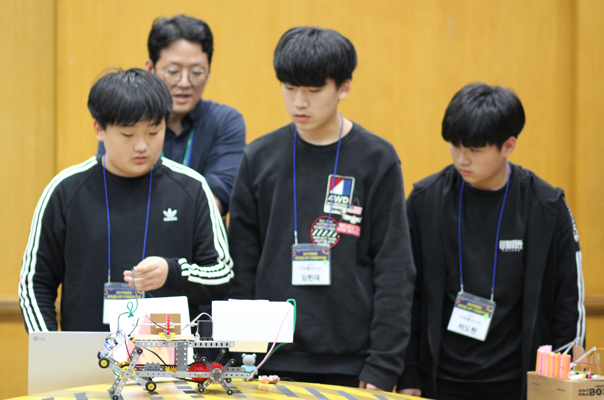 중등부 대상(위)을 수상한 Robot Assembly팀과 최우수상(아래)을 수상한 미래를 보는 눈 팀의 모습. <사진=김인한 기자>