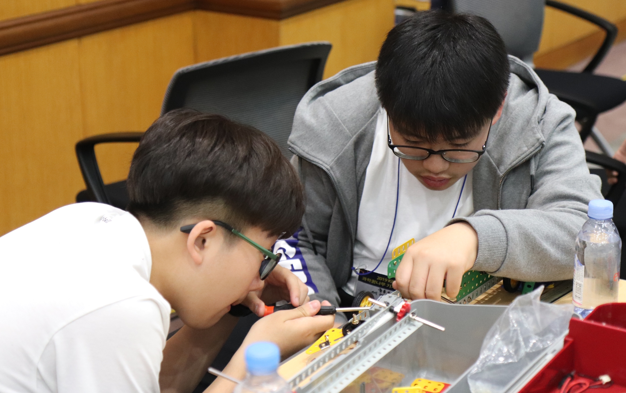 광주에서 온 학생들, 모터 장착을 위한 집념의 모습. <사진=김인한 기자>