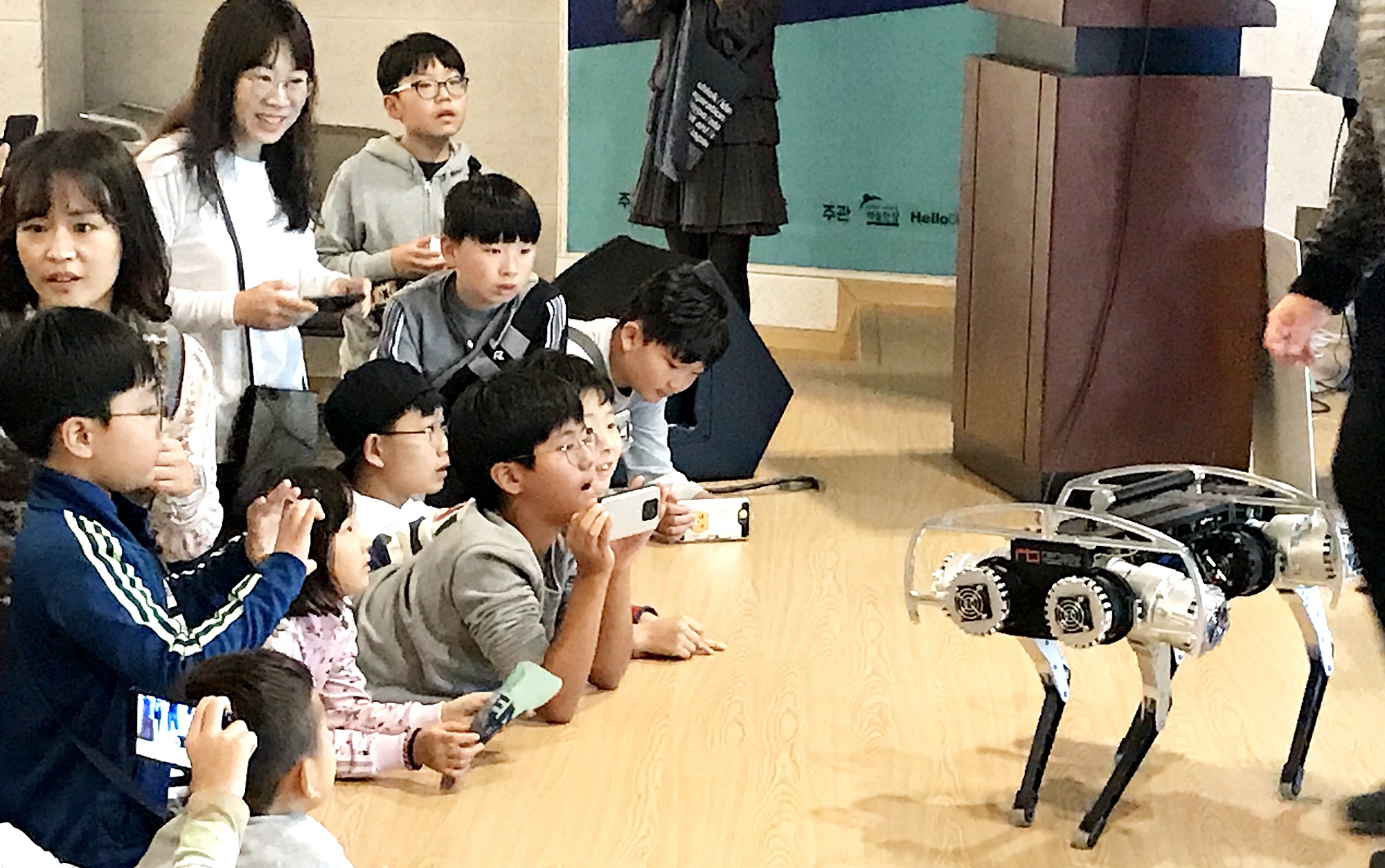 19일 스타과학자 강연에서 4족로봇을 구경하는 참가자들. <사진=대덕넷>