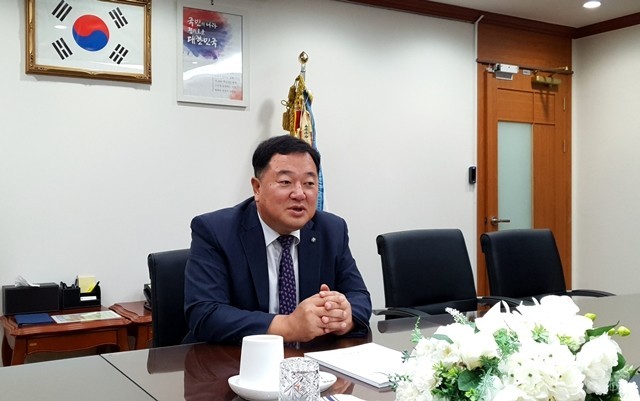 Mr,Kim explained the background of the establishment of the Korea Research Institute of Bioscience and Biotechnology, along with his appreciation of the somewhat inferior bio-industry.