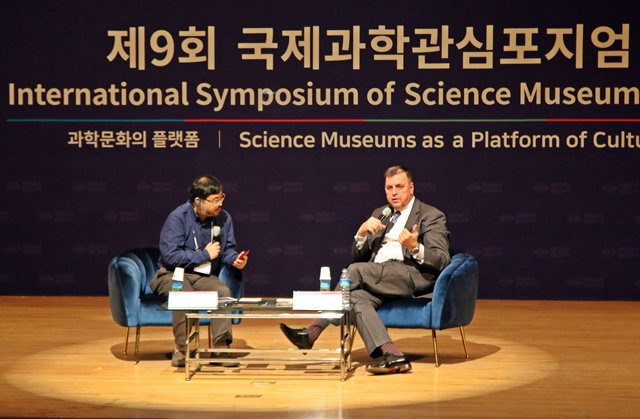 이정모 서울시립과학관장(왼쪽)과 가이 라빈 사이언스노스 대표.<사진=강민구 기자>