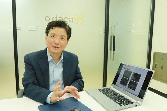 CEO Lee Heeyong is explaining a new drug for improving dementia using a microsphere.