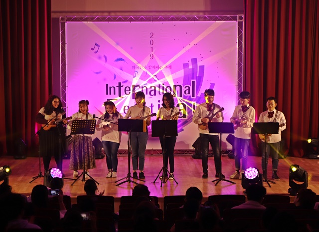 중국, 인도, 미국, 필리핀, 일본인들이 우클렐레 공연을 하고 있다.<사진=강민구 기자>