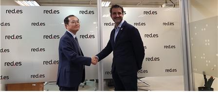  석제범 원장(왼쪽)이 Red.es의 David Cierco Director General(오른쪽)와 미팅 후 악수를 하고 있다.<사진= IITP>