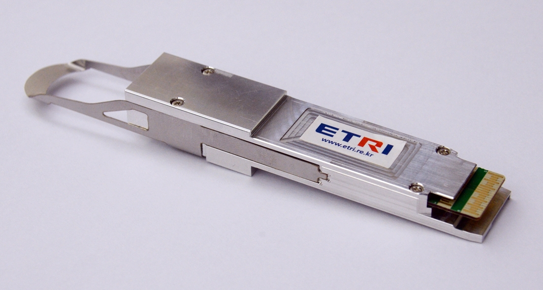ETRI 연구진이 개발한 200Gbps 광트랜시버 모습. <사진=ETRI 제공>