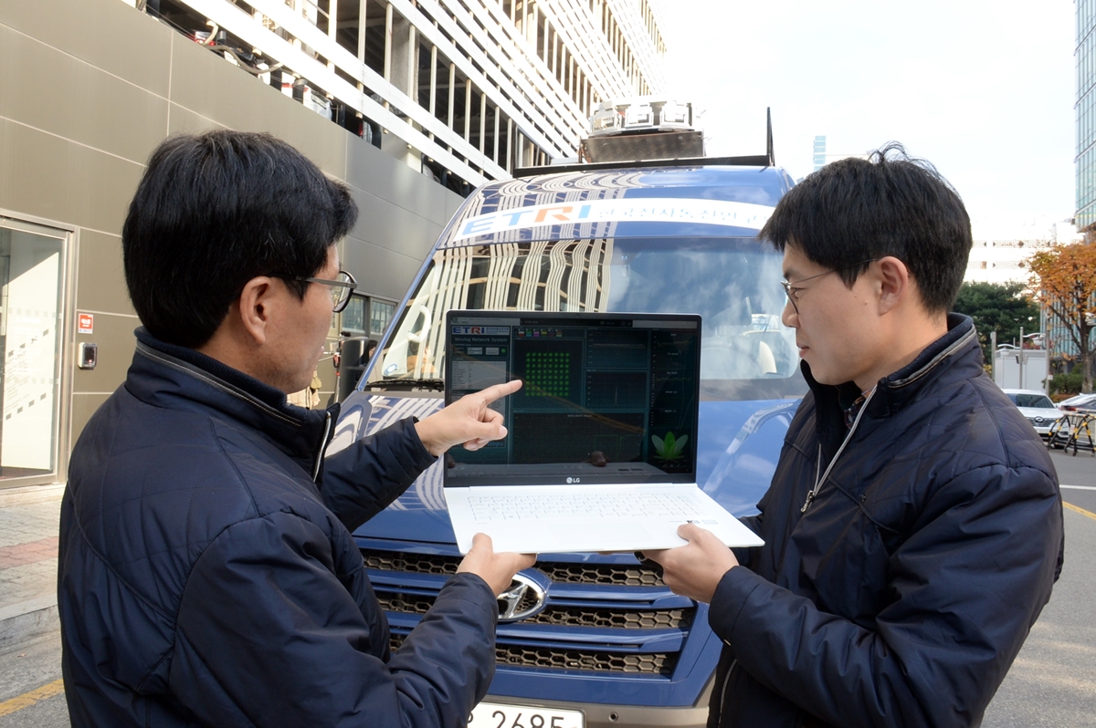 ETRI(한국전자통신연구원)는 지난 28일 대전시청 인근에서 버스용 기가급 와이파이 통신시스템을 이용한 시연에 성공했다고 밝혔다. <사진=ETRI 제공>
