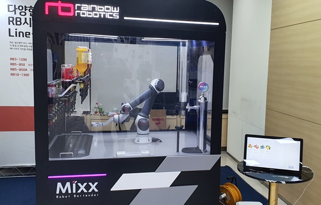 1층 기업전시장에선 로봇, 드론, 3D프린팅 기업의 전시가 진행됐다.<사진=이원희 기자>