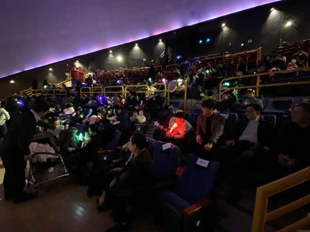 21일 중앙과학관 천체관서 '슬램D 왕중왕전'이 개최됐다. 이날 행사에는 200여명의 청중들이 참여해 강연자들 발표에 공감봉을 힘차게 흔들었다. <사진 = 홍성택 기자>