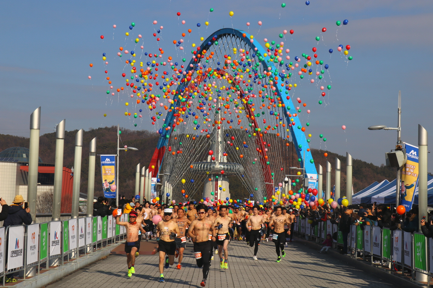 참가자들이 시작과 함께 7km 구간 달리기를 시작했다. <사진=맥키스컴퍼니 제공>
