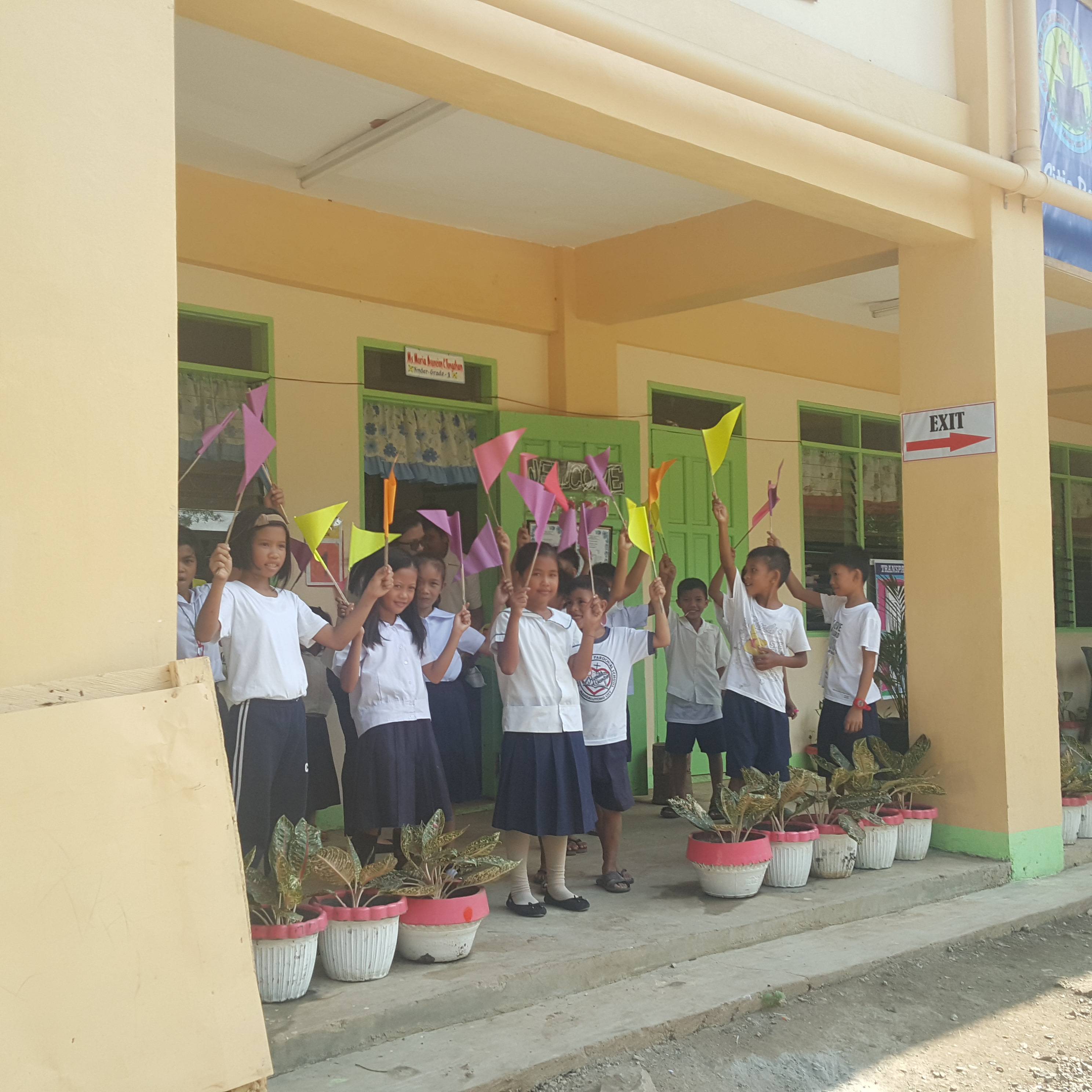 필리핀 라왕초등학교 빗물식수화시설에 기뻐하는 아이들.<사진=서울대 빗물연구센터>