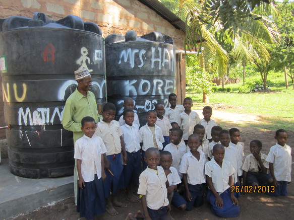 빗빗물식수화시설 준공을 마친 탄자니아 음투아라 초등학교 아이들..<사진=서울대 빗물연구센터>