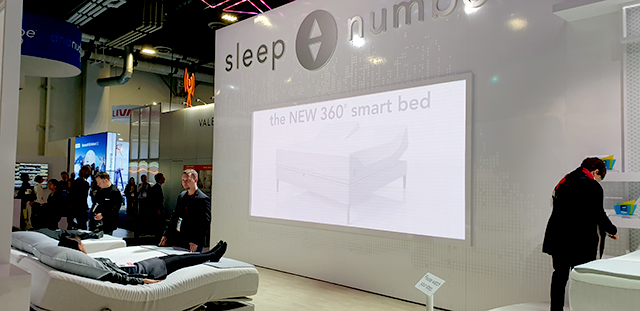 헬스 케어 회사들이 이번 전시회에 많이 참가했다. AI를 활용해 수면을 분석하고 침대를 조절해 깊은 잠을 자도록 도와준다고 설명한다. <사진=이석봉 기자>
