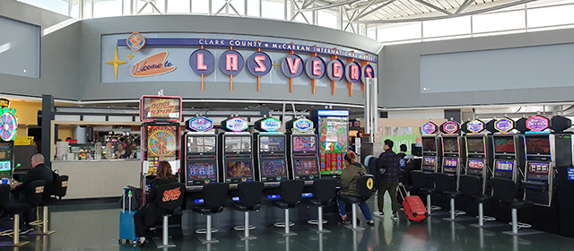 라스 베이거스 공항에 도착하면 도박의 도시임을 알리듯 카지노 게임기계가 사람들을 맞는다. <사진=이석봉 기자>