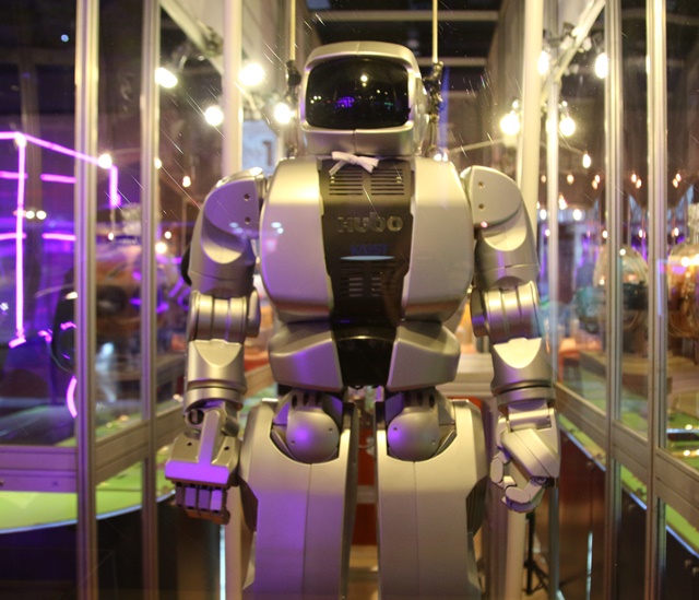 2004년 KAIST에서 개발된 국내 최초 인간형 이족보행 로봇인 KHR-3 휴보. <사진=정민아 기자>