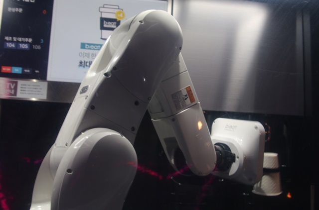 바리스타 로봇이 커피를 만들고 있다. <사진=정민아 기자>