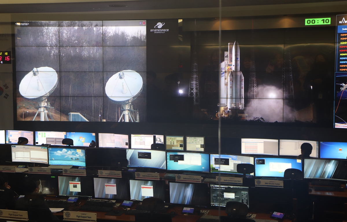 천리안 2B호는 이날 오전 7시 18분(한국 시각) 남미 기아나(Guiana) 우주센터에서 프랑스 아리안스페이스(Arianespace) 발사체인 '아리안-5ECA'에 실려 발사됐다. 발사 10초 전의 모습. <사진=김인한 기자>