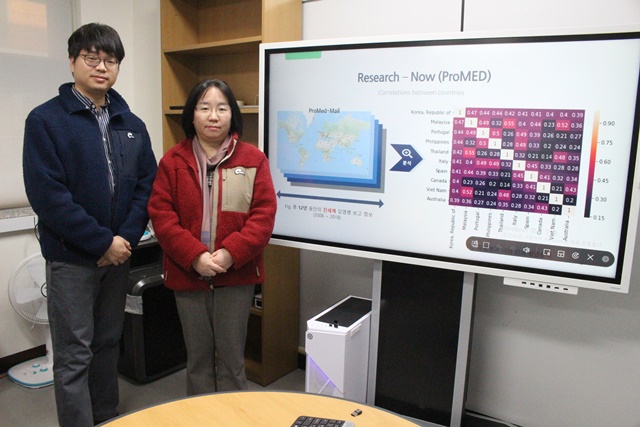 안인성 박사와 최수범 박사의 모습. 이들은 질병상관도맵을 통해 전염병 확산을 미리 예측할 수 있는 시스템을 개발했다. <사진 = 홍성택 기자>