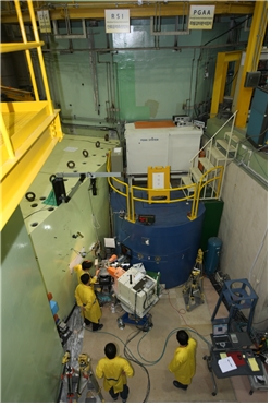 연구자들이 한국원자력연구원의 연구로 하나로(HANARO) 내의 중성자과학연구시설에서 실험하는 모습.<사진=원자력연 제공>
