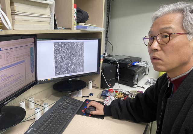 김범태 단장이 코로나19에 노출돼 감염된 세포 사진을 보며 설명하고 있다.<사진= 길애경 기자>