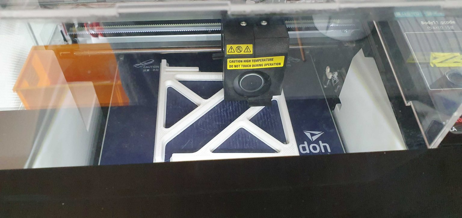 3D프린트로 코로나 칸막이를 프린팅하고 있는 모습<사진=KAIST 산업디자인학과>