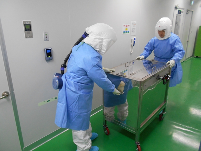 감염 실험을 위해 연구원이 영장류를 실험실로 옮기고 있다. <사진=생명연 제공>