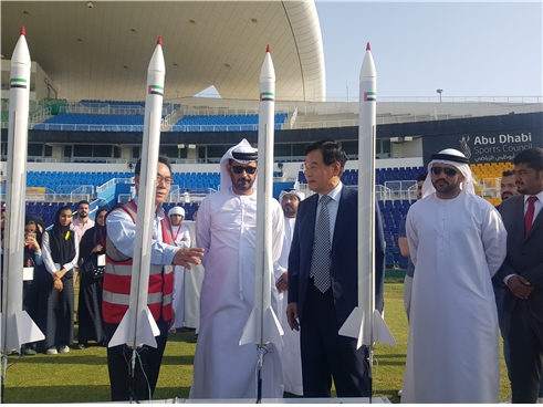 지난해 양 기관은 협력을 통해 UAE 청소년 로켓대회를 함께 진행했다. 사진은 후세인 이브라힘 알 함마디 UAE 교육부 장관(좌측 2번째)이 2019년 UAE 청소년 로켓대회에서 한국에서 제작된 모형로켓 시연 설명을 듣고 있는 모습이다.<사진=한국과학우주청소년단 제공>