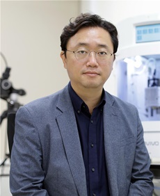 4월 과학기술인상에 선정된 김상우 성균관대 교수. 그는 인체 삽입형 의료기기 충전기술을 개발, 환자들의 삶의 질을 높인점을 인정 받았다.<사진= 과학기술정보통신부>