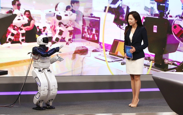KAIST가 개발한 국내 첫 휴머노이드 로봇 '휴보'가 TJB 대전방송 개국 25주년 맞아 기념 리포트 진행했다.<사진=KAIST 제공>