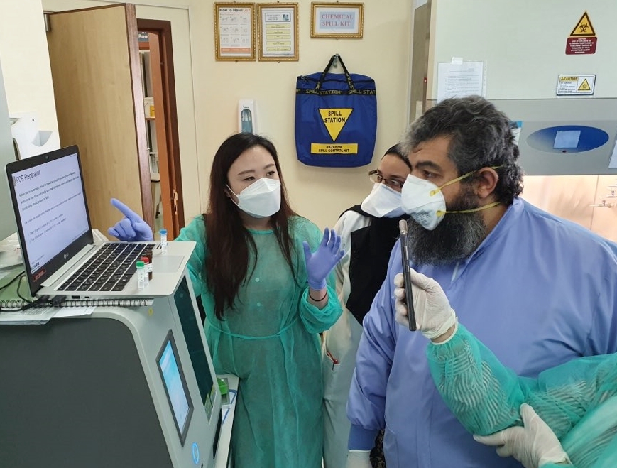 바이오니아는 카타르와 4월 초 공급계약을 체결했다. 실시간 RT-PCR 장비 특성상 전문 인력이 필요해 카타르에 인력을 파견해 교육을 실시했다. <사진=바이오니아 제공>