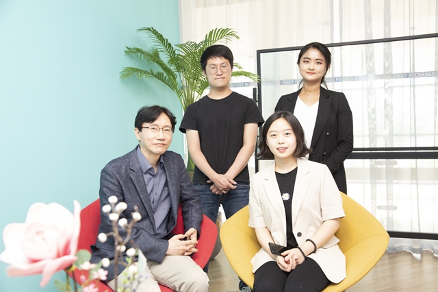(왼쪽 하단부터) 박철민 교수, 하수진 연구원. <사진=UNIST 제공>