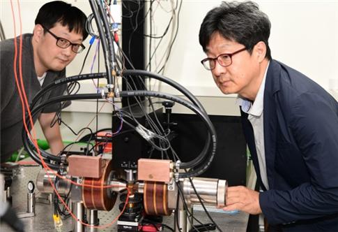 표준연 양자기술연구소 양자스핀팀이 브릴루앙 광산란 실험을 하고 있다.<사진= 한국표준과학연구원>