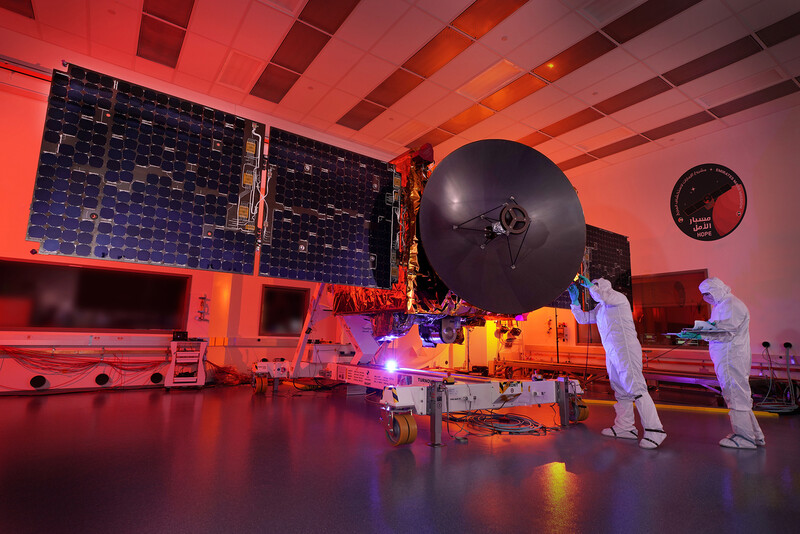 무함마드빈라시드우주센터에서 아랍에미리트연합의 화성 궤도 탐사선 '아말'을 점검하는 모습. <사진=EMM>
