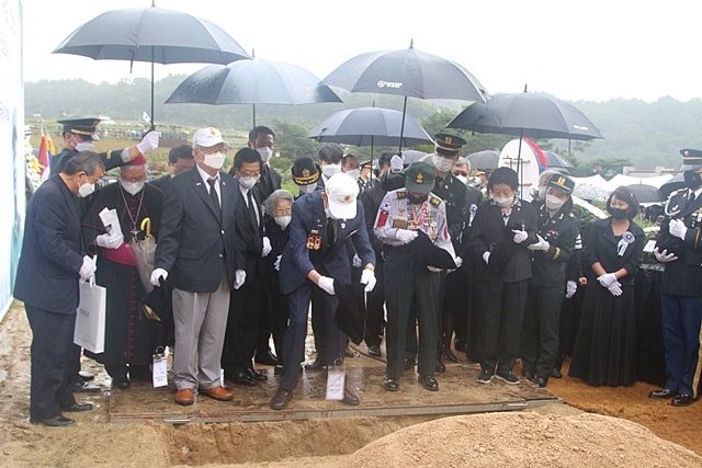 경북 다부동 전투 참전용사 중 한 명인 김주찬 참전용사가 백 장군 묘에 허토하고 있다. <사진=이유진 기자>