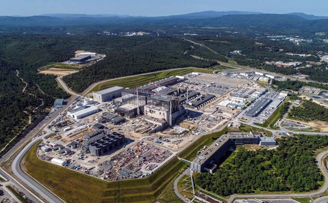 프랑스 카다라쉬에 건립 중인 국제핵융합실험로(ITER). 사진 가운데 높은 건물이 토카막 건물과 부품조립 동이다.<사진= ITER 홈페이지 갈무리>