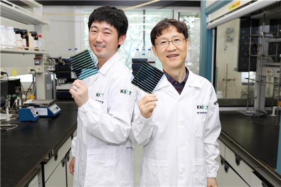 (왼쪽부터) 송창은 화학연 에너지소재연구센터 박사와 신원석 박사가 새로 개발한 광활성 신소재가 적용된 유기태양전지를 들고 있다. <사진=화학연 제공>