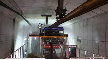 철도연이 애자와 강체전차선 상부 세척 자동시스템을 개발했다. 사진은 대전도시철도 지하 구간에서 시험 중인 '강체 전차선로 자동세척시스템'.<사진=철도연 제공>
