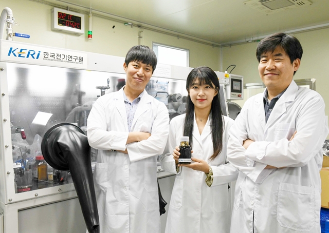 KERI 연구팀(왼쪽부터 차세대전지연구센터 박준우 선임연구원, 김민주 연구원, 이상민 센터장)이 고체전해질 용액을 들고 실험실에서 포즈를 취하고 있다.<사진=전기연 제공>