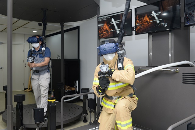 ETRI 연구진이 개발한 시뮬레이터로 VR 소방훈련을 진행하는 모습. <사진=ETRI 제공>