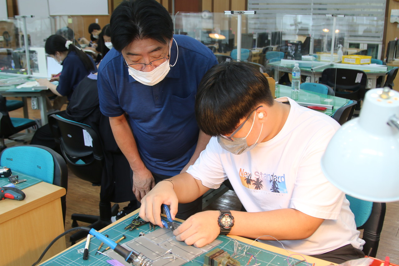 배준영 교사가 지도 학생의 솔라카 제작 과정을 도와주고 있다. [사진=이유진 기자]