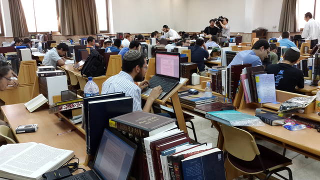 유대인들의 지혜를 담은 탈무드를 교재로 인재를 양성하는 학교인 예시바의 교실 모습. 