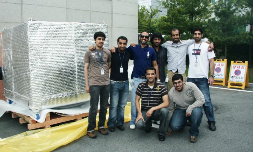UAE 유학생들이 쎄트렉아이에서 인공위성을 안전하게 포장하고 사진을 찍고 있다. 우측 상단 첫 번째가 옴란 샤라프(Omran Sharaf) UAE 화성 탐사선 프로젝트 총괄. 사진에 있는 연구진 모두 현재 UAE 우주 분야에서 리더가 됐다. [사진=모하메드 빈 라시드 우주센터(MBRSC)]
