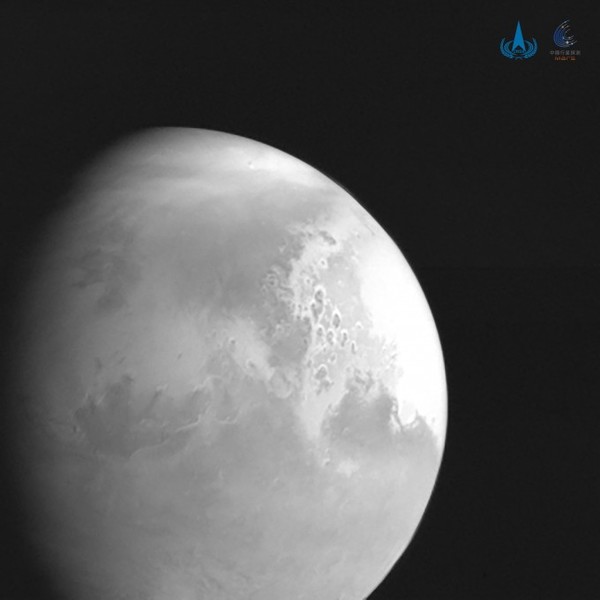 중국국가우주국(CNSA)이 지난 5일 공개한 톈원 1호의 고해상도 카메라가 찍은 화성의 모습. [사진=CNSA]