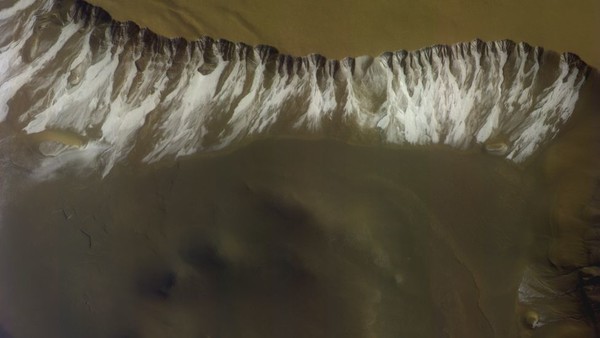 이산화탄소가 화성의 고위도 표면에서 얼어붙은 모습.[사진= BBC 갈무리]