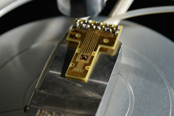 최준우 KIST 박사팀이 개발한 반데르발스 자성체를 활용한 스핀소자의 모습. [사진=KIST 제공]