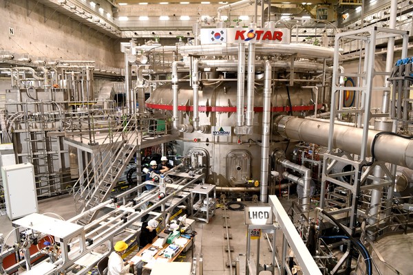 한국형 핵융합로 KSTAR 가열장치(ECH)를 점검하고 있는 연구원들 모습.[사진= 황응준 연구원]
